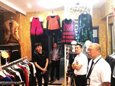 原創(chuàng)設計驅(qū)動產(chǎn)業(yè)升級 平湖羽絨服產(chǎn)業(yè)聯(lián)盟走進重慶服裝批發(fā)市場